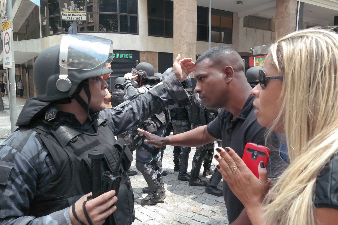 Vladimir Platonow/Agência Brasil Rio de Janeiro - Servidores protestam contra o pacote de cortes do governo do estado em frente ao prédio da Alerj (Vladimir Platonow/Agência Brasil)