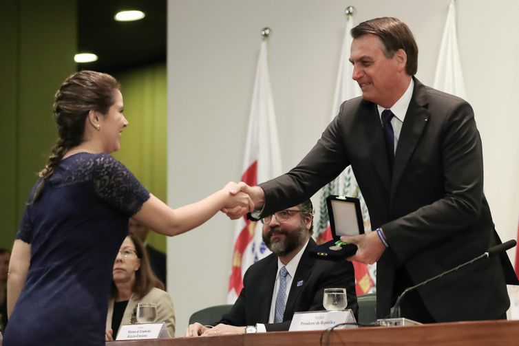O presidente  Jair Bolsonaro durante entrega do Prêmio Rio Branco, Medalha de prata, a secretária Priscila Liz Alves, segundo colocado do Curso de Formação de Diplomatas.
