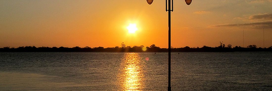 Pôr-do-sol em Porto Alegre Com o horário de verão os dias ficam mais longos (pôr-do-sol em Porto Alegre).