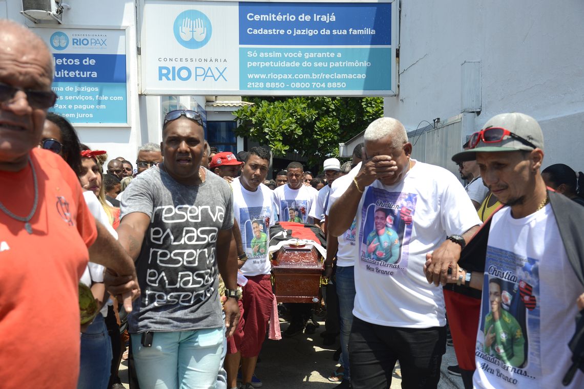 Tânia Rêgo/Agência Brasil Sepultamento do corpo do goleiro do Flamengo, Christian Esmério, de 15 anos, no Cemitério de Irajá. O atleta foi um dos 10 mortos no incêndio de sexta-feira (8) em um dos alojamentos do Ninho do Urubu.