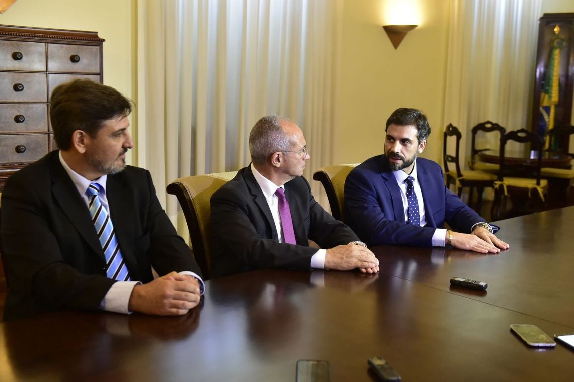 Leonardo Duarte/Secom-ES Vitória - Diretor-geral da Polícia Federal, Fernando Segóvia; governador do ES, Fernando Hartung, e o novo diretor de Investigação e Combate ao Crime Organizado da PF, Eugênio Ricas (Leonardo Duarte/Secom-ES)