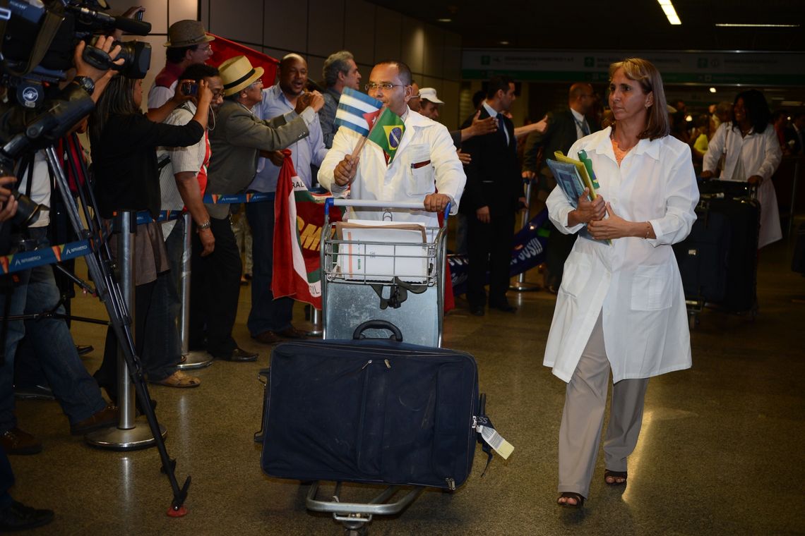 José Cruz/Agência Brasil Em outubro de 2013, médicos cubanos desembarcavam em Brasília contratados pelo Programa Mais Médicos