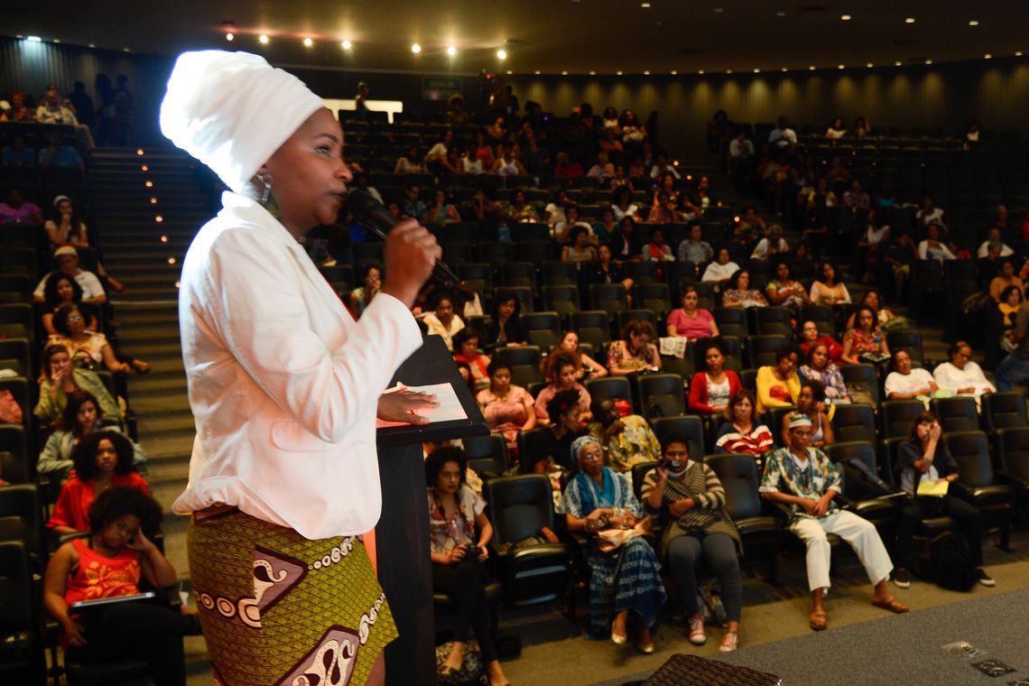Valter Campanto/Agência Brasil Débora Marçal, da Cia de Arte Negra de São Paulo, durante palestra Territórios Negros, fontes de sabedoria ancestral, no Festival Latinidades 2014 (Valter Campanato/Agência Brasil)