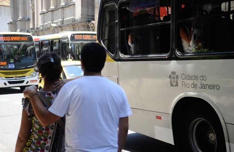 Os cariocas pagam a partir de hoje (03), 13,3% a mais no preço das passagens dos ônibus municipais, o que elevou o preço do bilhete de R$ 3 para R$ 3,4. 