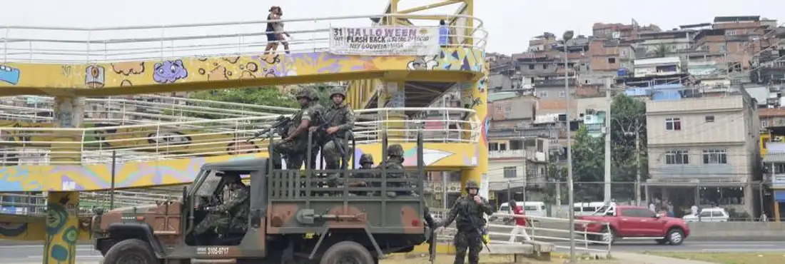 Exército reforça efetivo para o segundo turno das eleições no Complexo da Maré, zona norte do Rio Exército reforça efetivo para o segundo turno das eleições no Complexo da Maré, zona norte do Rio
