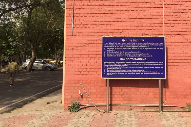 Com a frase &quot;Diga não ao trote&quot; o Instituto de Tecnologia Indiano de Deli, informa que a instituição é contra o trote universitário. O aviso também detalha o que é caracterizado trote.