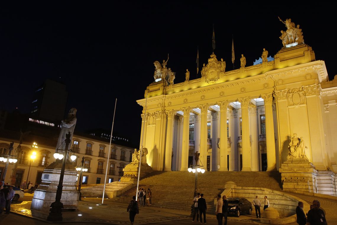 Fernando Frazão/Agência Brasil O Palácio Tiradentes, sede da Assembleia Legislativa do Estado do Rio de Janeiro, recebe iluminação amarela pelo Dia Mundial de Prevenção ao Suicídio, do Movimento Setembro Amarelo.
