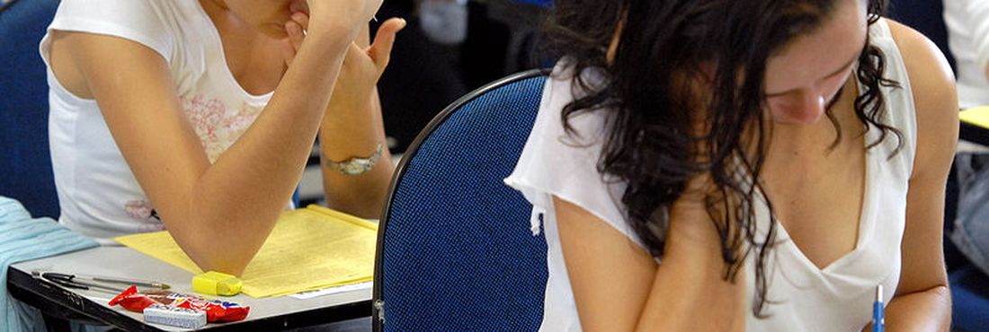 Escolas públicas começam a receber guia de redação do Enem Candidatos fazem a prova do Enem em 2007