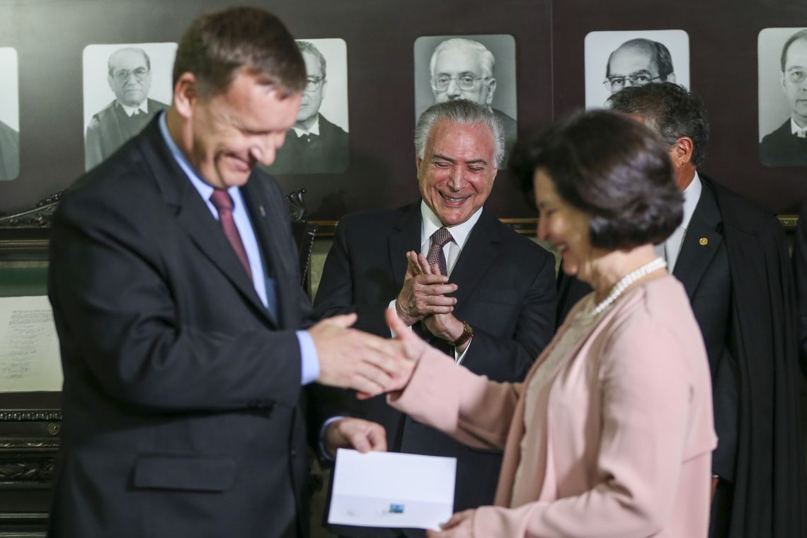 Fabio Rodrigues Pozzebom/Agência Brasil O presidente do Conselho Federal da OAB, Cláudio Lamachia, o presidente Michel Temer e a procuradora-geral da República, Raquel Dodge, durante lançamento de selo e carimbo alusivos aos 30 anos da Constituição brasileira.
