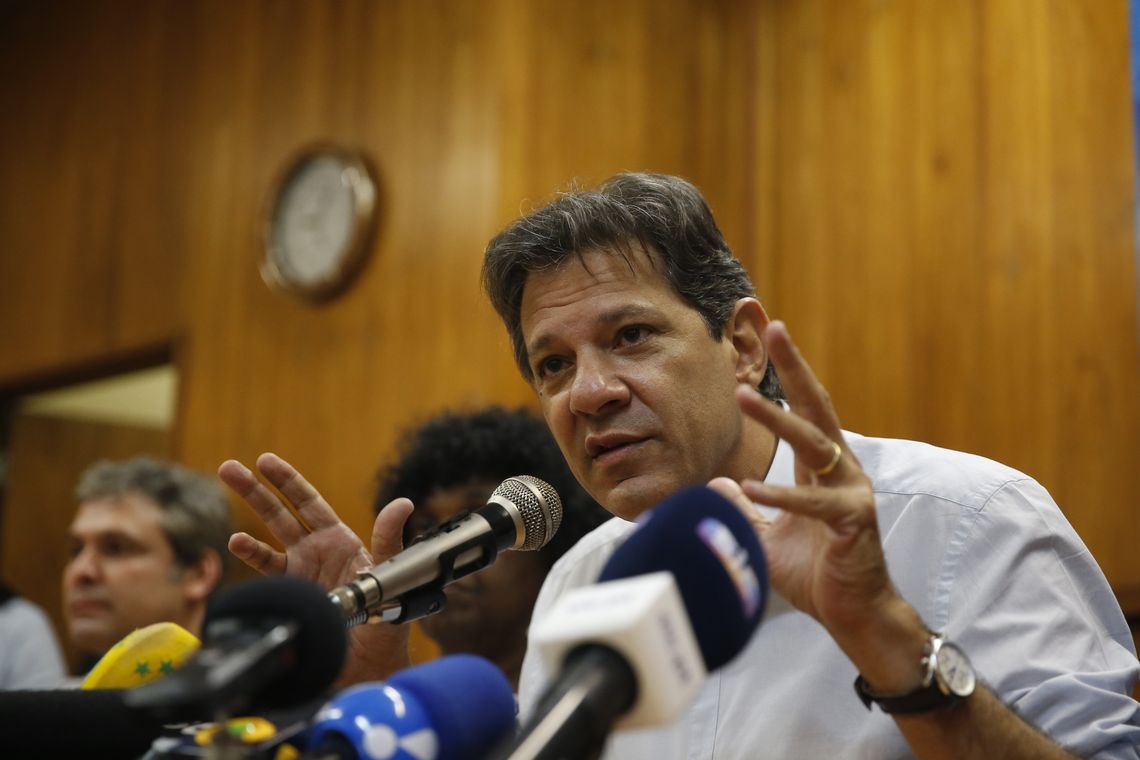 Fernando Frazão/Agência Brasil O candidato do PT à Presidência da República, Fernando Haddad, fala à imprensa em campanha do 2º turno das eleições, no Clube de Engenharia, no Rio de Janeiro.