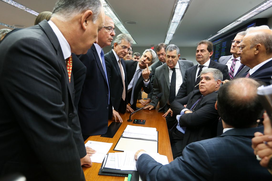 Marcelo Camargo/Agência Brasil Brasília - Deputados tentam acordo durante sessão da Comissão Especial que analisa a proposta de emenda à Constituição (PEC) da reforma da Previdência (PEC 287/16) para a leitura do parecer do relator sobre o assunto ( Marcelo Camargo
