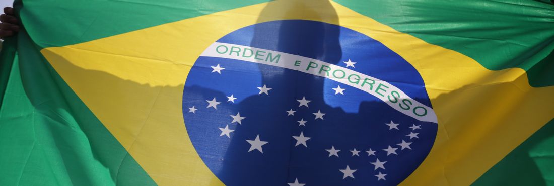 Manifestante com a bandeira do Brasil