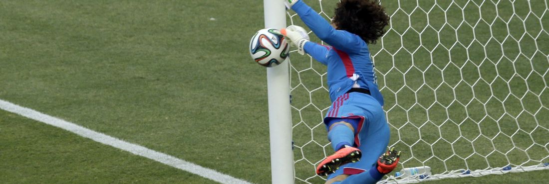 ap20140617-defesa-goleiro-mexicano Mais uma jogada do ataque brasileiro resulta em chute a gol, mas o goleiro mexicano Guillermo Ochoa faz novamente boa defesa