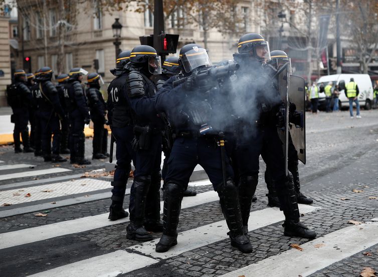 Protestos na França contra o aumento de combustíveis