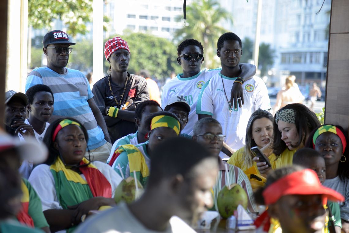 Tânia Rêgo/Agência Brasil Senegaleses se reúnem na praia de Copacabana para torcer por sua seleção na partida entre Senegal e Japão, Copa do Mundo na Rússia.