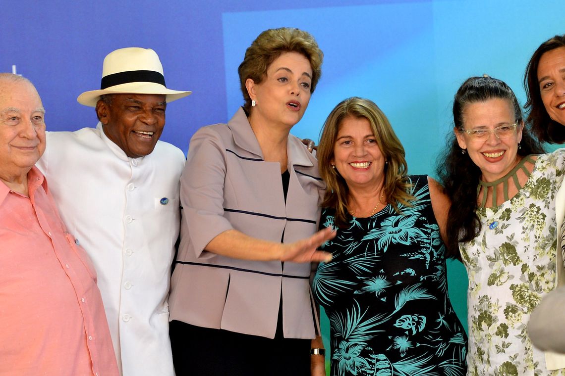 Antonio Cruz/Agência Brasil Brasília - A presidenta Dilma Rousseff, durante cerimônia no Palácio do Planalto, recebe apoio de intelectuais e artistas contra o processo de impeachment (Antonio Cruz/Agência Brasil)