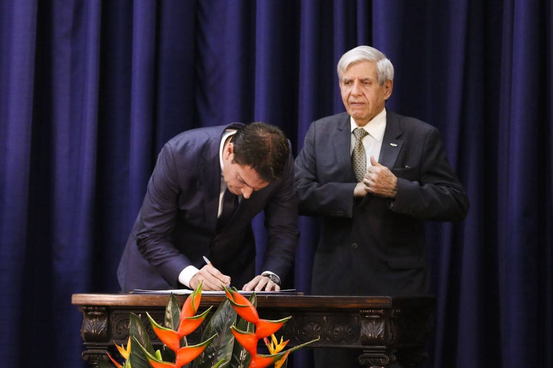 Valter Campanato/Agência Brasil O novo diretor-geral da Agência Brasileira de Inteligência (Abin), Alexandre Ramagem, e o ministro-chefe do GSI, Augusto Heleno, durante solenidade de posse