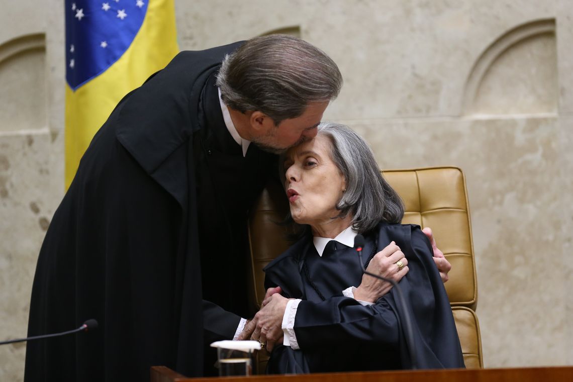 Fabio Rodrigues Pozzebom/Agência Brasil O novo presidente do Supremo Tribunal Federal (STF), ministro Dias Toffoli, e a ex-presidente da Corte ministra Cármen Lúcia, durante sessão solene de posse.