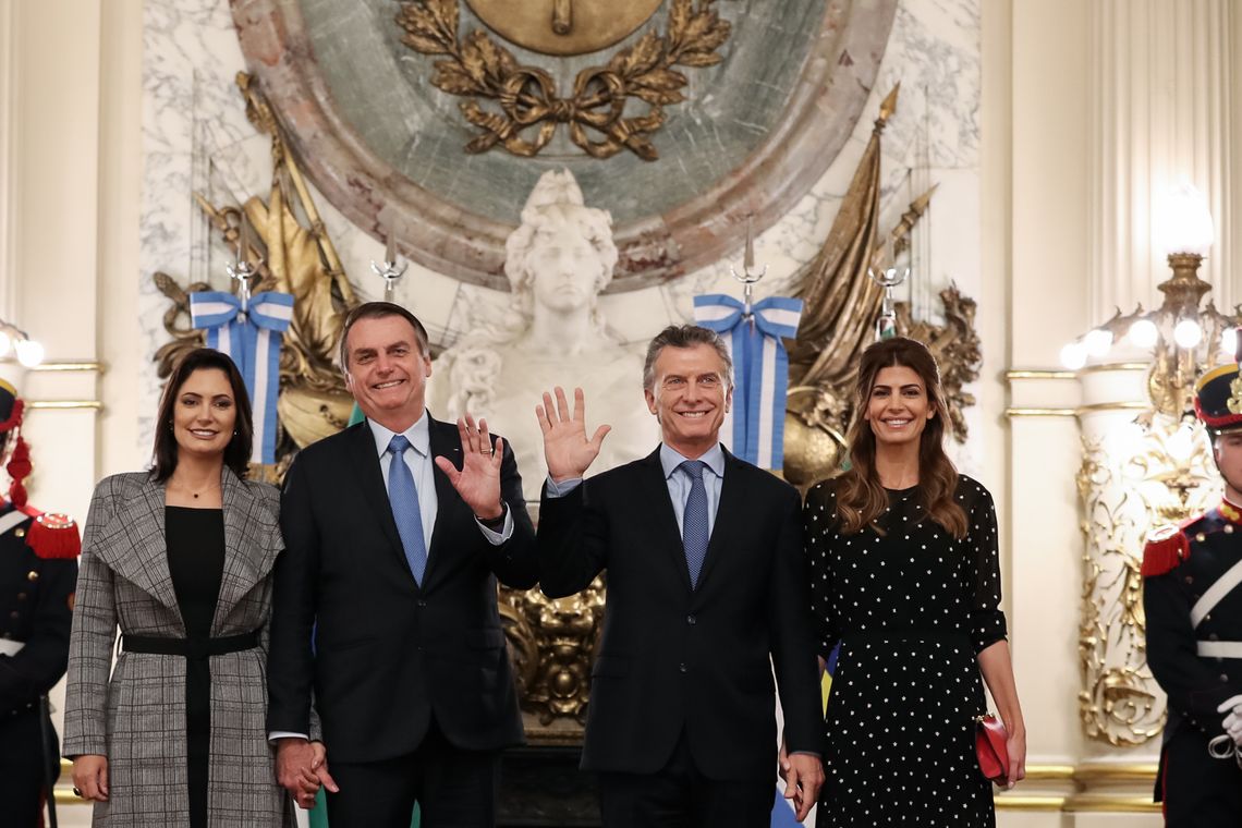 O presidente Jair Bolsonaro e a primeira-dama Michelle Bolsonaro são recebidos pelo presidente da Argentina, Mauricio Macri, e primeira-dama Juliana Awada.