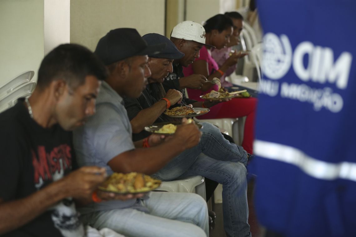 Valter Campanato/Agência Brasil Migrantes venezuelanos vindos da cidade de Boa Vista, em Roraima, são acolhidos em uma paróquia para orientações e encaminhados para casas alugadas pelo programa de integração da Cáritas Brasileira, em São Sebastião, no Distrito Federal.