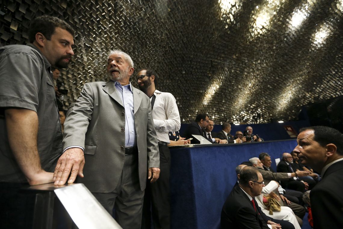 Marcelo Camargo/Agência Brasil Brasília - O ex-presidente Luiz Inácio Lula da Silva assiste a presidenta afastada, Dilma Rousseff, fazer sua defesa durante sessão de julgamento do impeachment no Senado ( Marcelo Camargo/Agência Brasil)