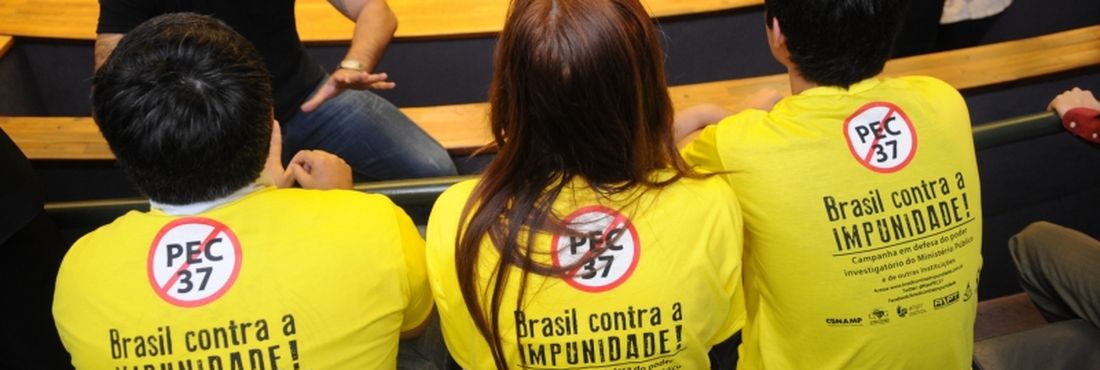 Manifestantes acompanham votação da PEC 37 no plenário da Câmara dos Deputados Manifestantes acompanham votação da PEC 37 no plenário da Câmara dos Deputados