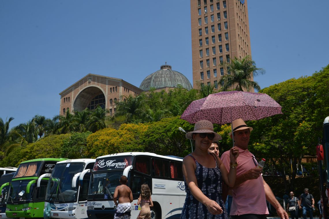 Rovena Rosa/Agência Brasil Aparecida (SP) - Devotos de Nossa Senhora Aparecida comparecem ao Santuário Nacional no dia da Padroeira do Brasil. O estacionamento da basílica, com capacidade para 3 mil carros e 2 mil ônibus, lotou (Rovena Rosa/Agência Brasil)