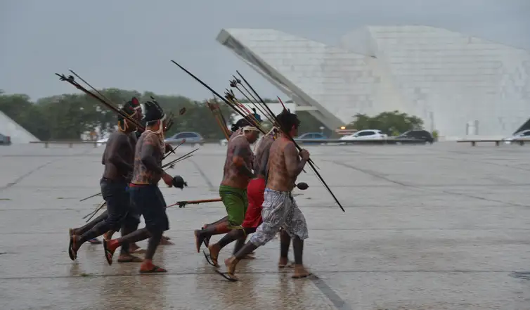 Índios que participam do Acampamento Terra Livre (ATL) fazem manifestação em frente ao STF. O ato tem como objetivo defender o efetivo respeito aos direitos indígenas (Valter Campanato/Agência Brasil)/Valter Campanato/Agência Brasil
