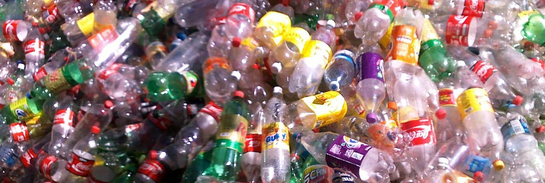 Garrafas Pet A produção de pet a partir de material reciclável economiza 70% de energia e reduz em 70% a emissão de gás carbônico na atmosfera
