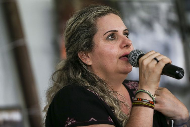 A cineasta Dagmar Talga durante roda de conversa com o tema "O audiovisual e a comunicação como ferramentas de resistência", na tenda multiétnica do FICA 2018.