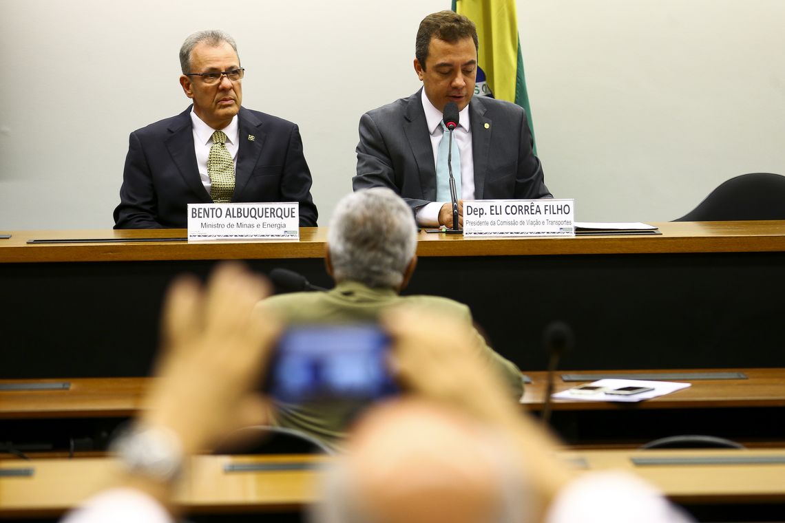 Marcelo Camargo/Agência Brasil O ministro de Minas e Energia, Bento Albuquerque, e o deputado Eli Corrêa Filho, durante audiência pública, na Comissão de Viação e Transportes da Câmara dos Deputados.