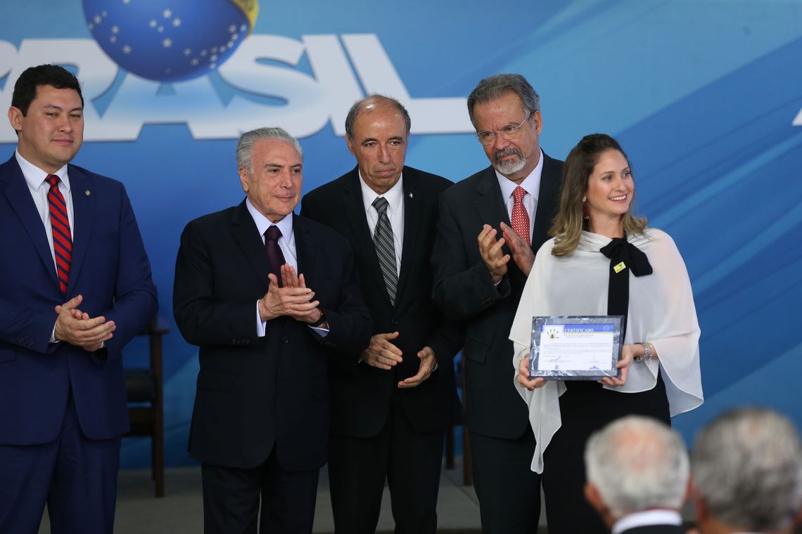 JoséCruz/Agência Brasil O presidente Michel Temer entrega o Selo Resgata para Érica Bastos Fialho, diretora comercial da empresa Socializa Empreendimentos e Serviços de Manutenção.