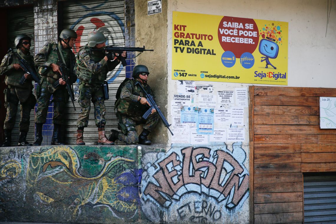 Fernando Frazão/Agência Brasil Rio de Janeiro - Militares fazem operação na favela da Rocinha após guerra entre quadrilhas rivais de traficantes pelo controle da área (Fernando Frazão/Agência Brasil)