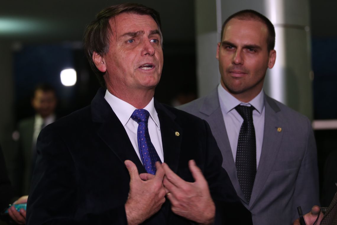 Brasília - Os deputados Jair Bolsonaro e Eduardo Bolsonaro falam com a imprensa (Fábio Rodrigues Pozzebom/Agência Brasil)