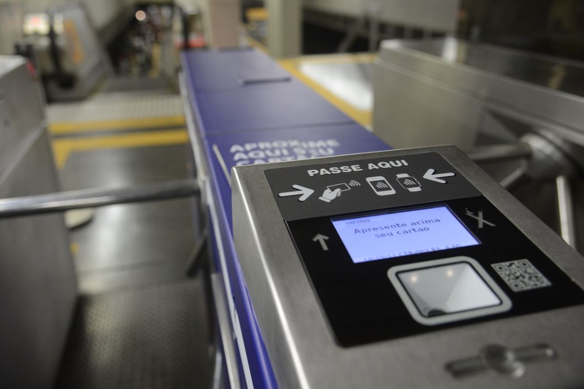Fernando Frazão/Agência Brasil Metrô Rio lança serviço de pagamento da tarifa por tecnologia de aproximação, com cartões, celulares e outros dispositivos, diretamente nas catracas de embarque das estações.