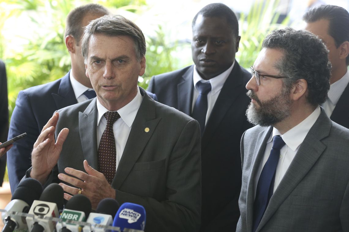 Valter Campanato/Agência Brasil O presidente eleito Jair Bolsonaro e o futuro ministro das Relações Exteriores, embaixador Ernesto Fraga Araújo, concedem entrevista à imprensa no CCBB.