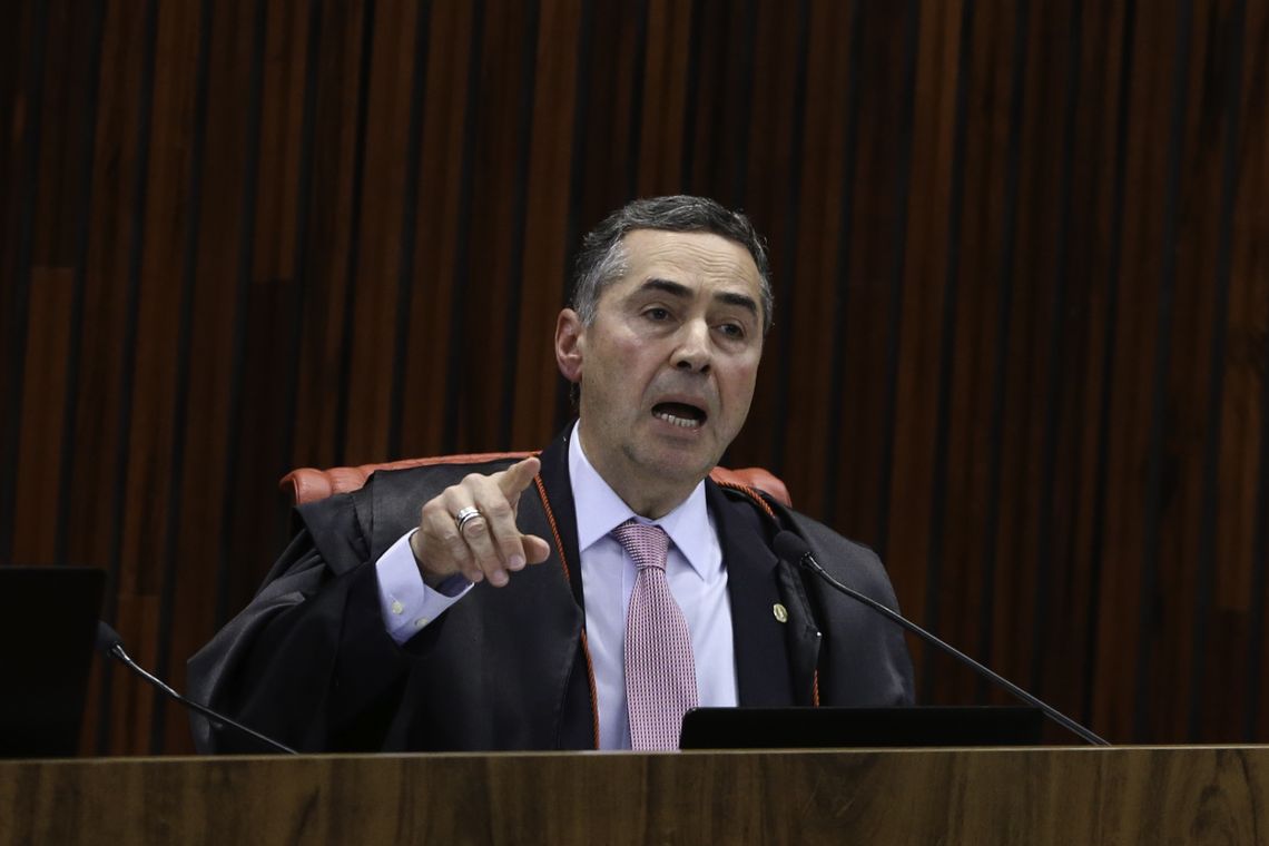 O ministro Roberto Barroso durante julgamento do pedido de registro de candidatura de Luiz InÃ¡cio Lula da Silva para a presidÃªncia da RepÃºblica nas eleiÃ§Ãµes de outubro, no TSE.