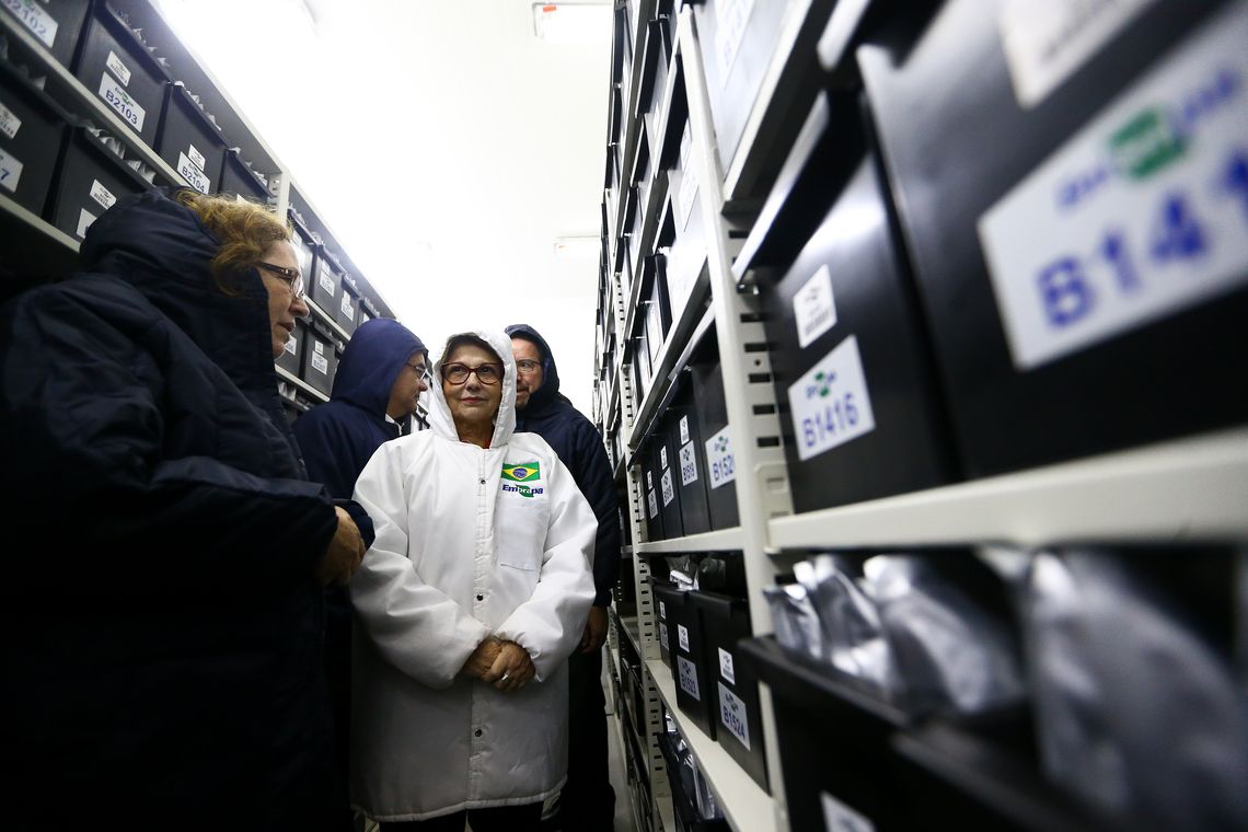 Marcelo Camargo/Agência Brasil A ministra da Agricultura, Pecuária e Abastecimento, Tereza Cristina, visita a Embrapa Recursos Genéticos e Biotecnologia, em Brasília.