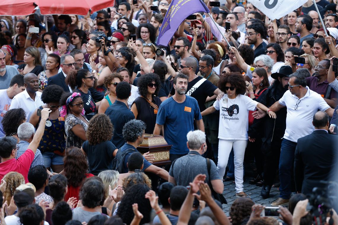 Fernando Frazão/Agência Brasil Rio de Janeiro - O corpo da vereadora Marielle Franco e do motorista Anderson Gomes chegam à Câmara Municipal, no centro do Rio, onde ocorre o velório (Fernando Frazão/Agência Brasil)
