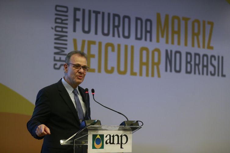 O ministro de Minas e Energia, Bento Albuquerque, fala durante o Seminário Futuro da Matriz Veicular no Brasil, no Rio de Janeiro.