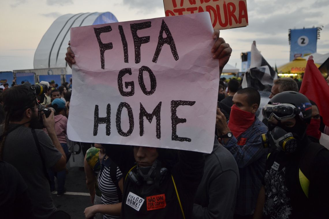 2.2 W Manifestantes em passeata na praia de Copacabana protestam contra a Copa do Mundo durante o jogo de estréia, Brasil x Croácia, próximo à arena da Fifa Fan Fest (Fernando Frazão/Agência Brasil)