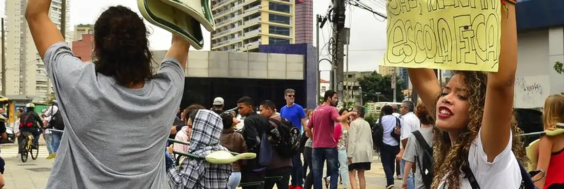 Estudantes bloqueiam avenida contra reorganização escolar Estudantes bloqueiam avenida contra reorganização escolar