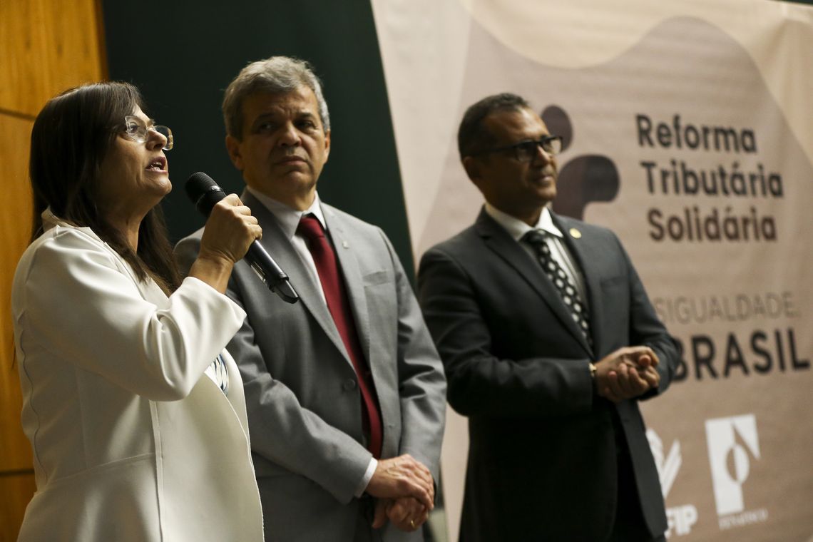 Marcelo Camargo/Agência Brasil A deputada Alice Portugal, e os presidentes da Fenafisco, Charles Johnson da Silva, e da Anfip, Floriano Martins de Sá, durante o lançamento do manifesto pela Reforma Tributária Solidária, no salão nobre da Câmara dos Deputados