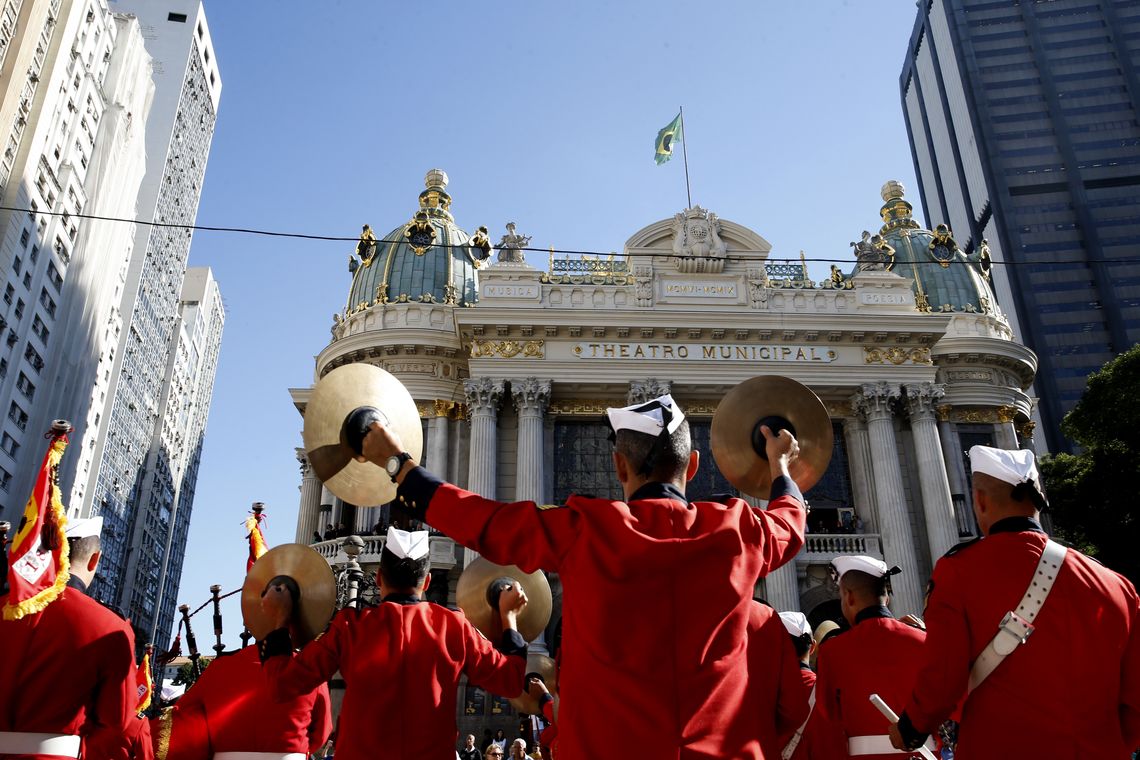 Tânia Rêgo/Agência Brasil Rio de Janeiro - O Theatro Municipal do Rio de Janeiro abre sua programação gratuita em comemoração aos seus 108 anos. A solenidade de abertura teve a participação da Banda dos Fuzileiros Navais (Tânia Rêgo/Agência Brasil)