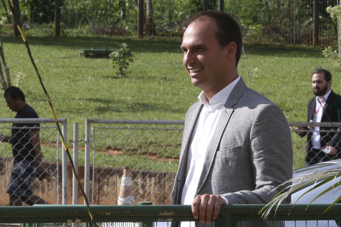 Valter Campanato/Agência Brasil Eduardo Bolsonaro, filho do presidente eleito Jair Bolsonaro, ao deixar o gabinete de transição no Centro Cultural Banco do Brasil (CCBB), em Brasília.