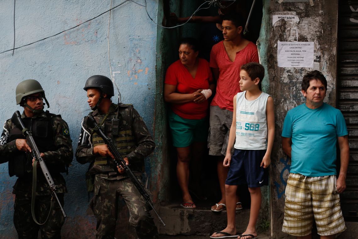 Fernando Frazão/Agência Brasil Rio de Janeiro - Militares fazem operação na favela da Rocinha após guerra entre quadrilhas rivais de traficantes pelo controle da área (Fernando Frazão/Agência Brasil)