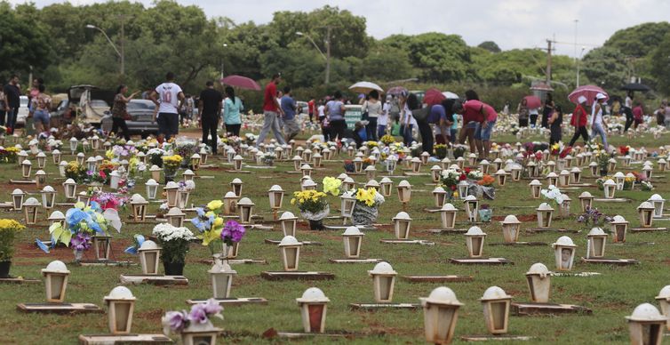 Movimentação no Cemitério Campo da Esperança no dia de Finados 