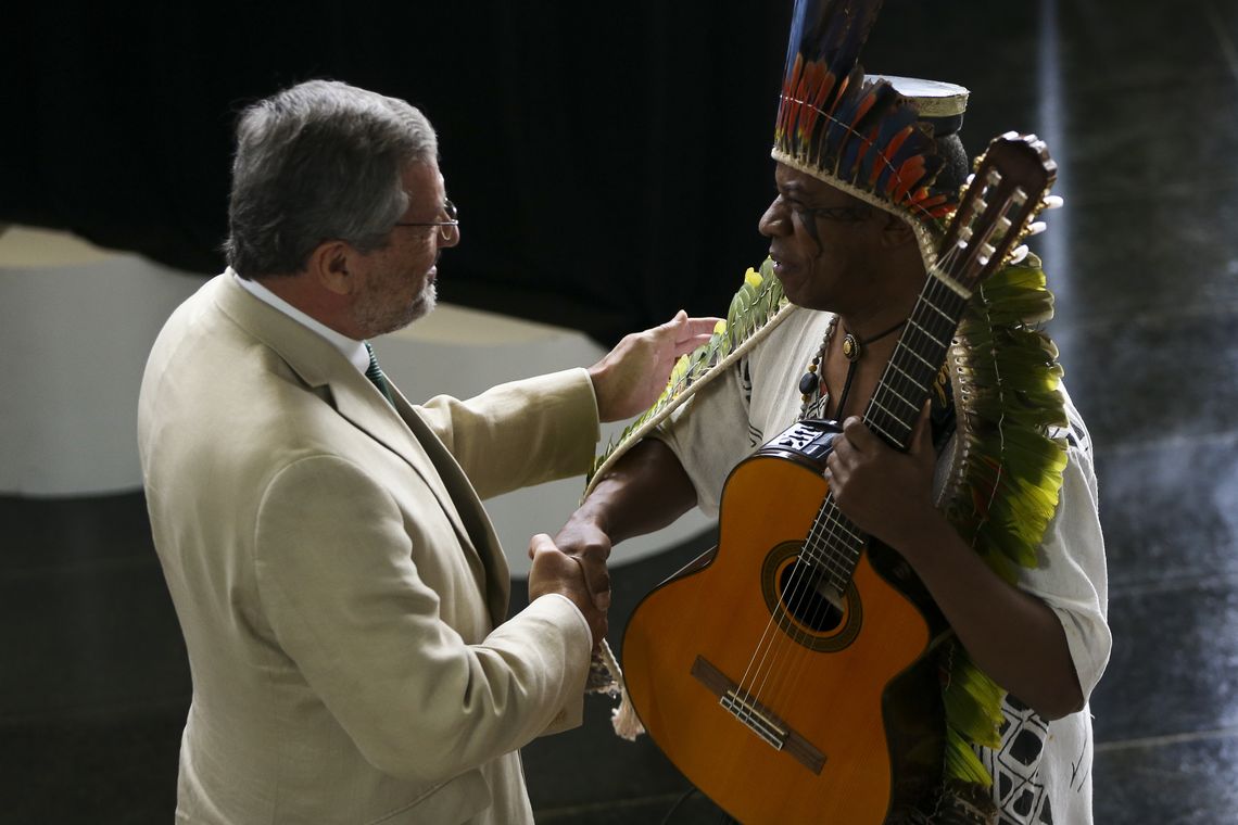 Marcelo Camargo/Agência Brasil Brasília - O ministro da Justiça, Torquato Jardim, cumprimenta o músico Robson Miguel durante a abertura da Semana do Índio (Marcelo Camargo/Agência Brasil)