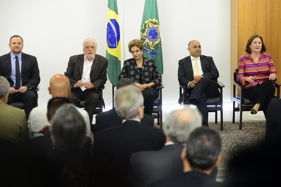 José Cruz/Agência Brasil Brasília - A presidenta Dilma Rousseff participa da solenidade de assinatura de contratos de patrocínio de futebol (José Cruz/Agência Brasil)