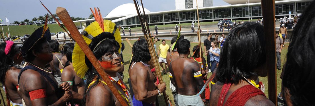 índios manifestação congresso nacional Indígenas de diversas etnias participam de mobilizações em Brasília. Uma das principais reivindicações é a não aprovação da PEC 215, que muda as regras para demarcação de terras indígenas.